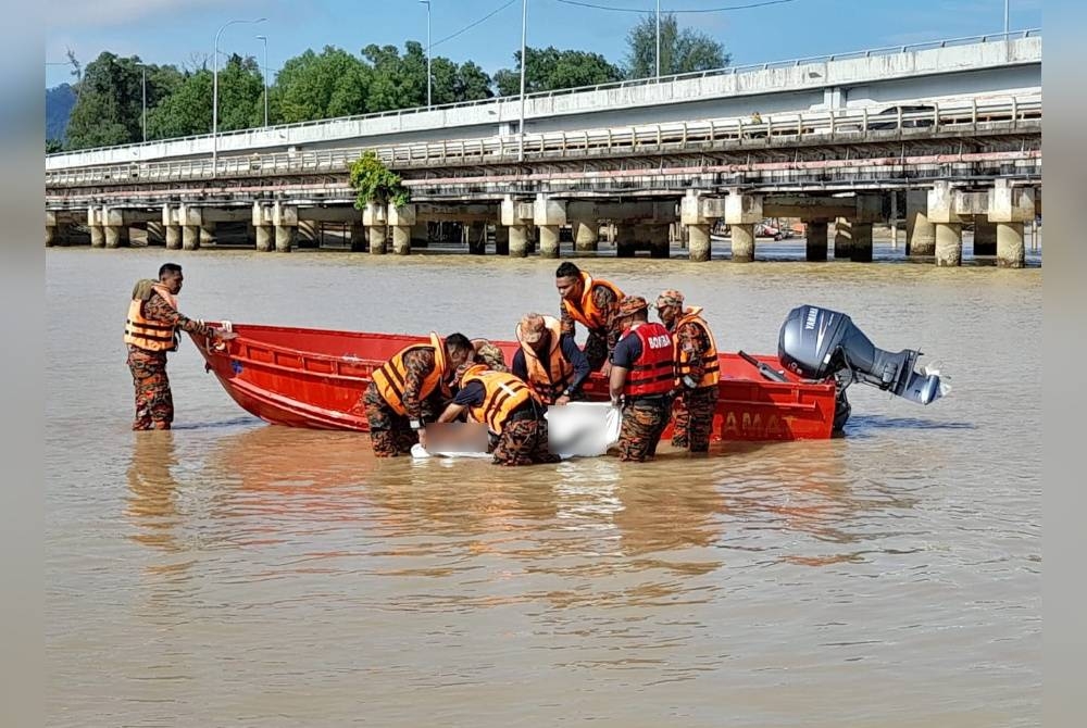Mayat mangsa ditemukan anggota penyelamat 20 meter dari lokasi mangsa dilihat kali terakhir di jambatan Paka, berhampiran Sungai Paka di Dungun. - Foto ihsan JBPM