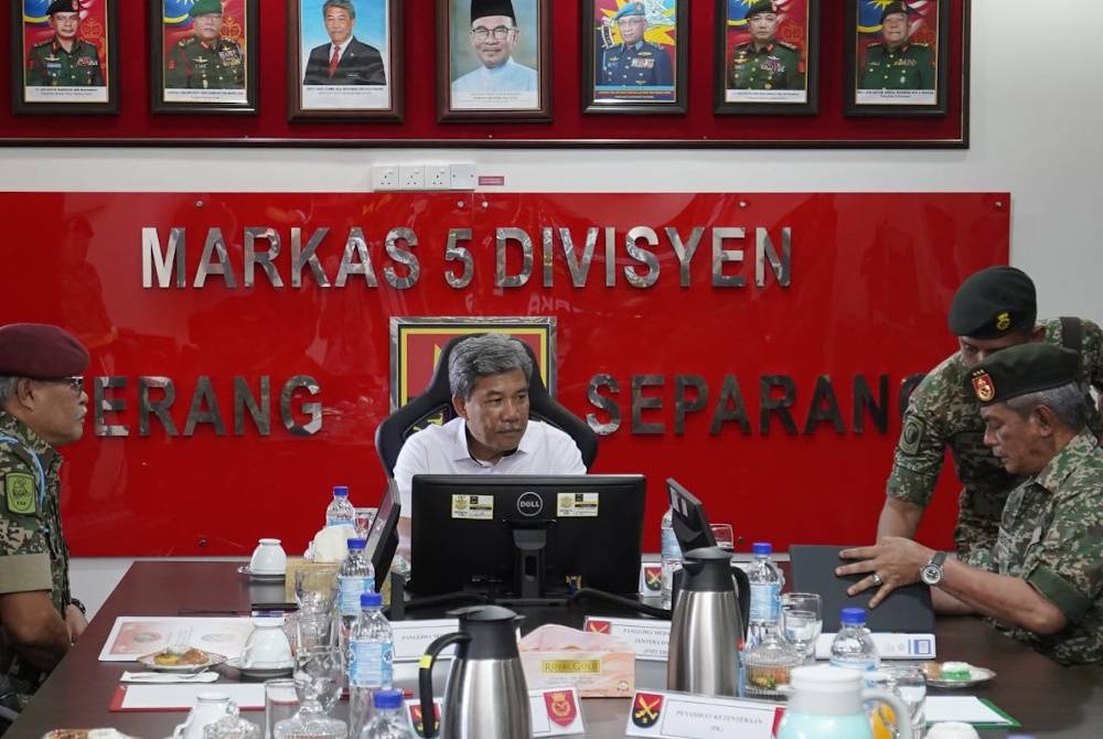 Mohamad mendengar taklimat ketika lawatan kerjanya ke Kem Lok Kawi, Putatan.