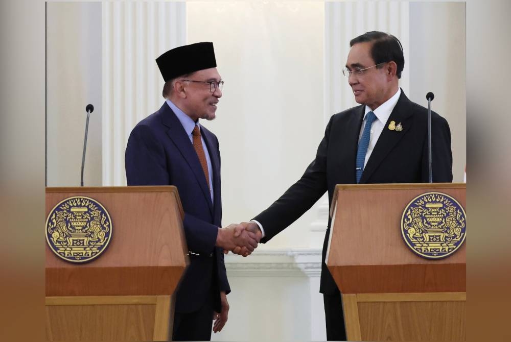 Perdana Menteri Datuk Seri Anwar Ibrahim bersalaman bersama Perdana Menteri Thailand Prayuth Chan o-cha pada sidang media Majlis Sambutan Rasmi Lawatan Perdana Menteri di Goverment House. - Foto Bernama