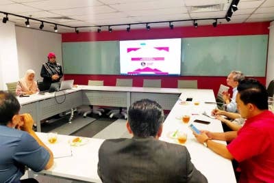 Ketua Pegawai Eksekutif Yayasan Sinar Untuk Malaysia (#RasuahBusters), Nurhayati Nordin (berdiri) menyampaikan ucapan aluan kepada sebahagian 'select committee' KRPPM di Kompleks Karangkraf pada Rabu.