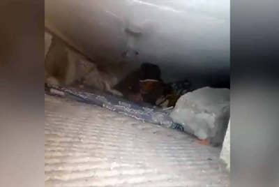 Video dimuat naik wartawan, Muhammad Smiry memaparkan seorang warga emas dilihat masih terperangkap di bawah runtuhan - Foto Twitter/@MuhammadSmiry