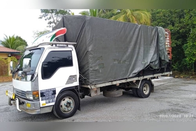 Tiga tan daum ketum ditemukan dalam sebuah lori disyaki untuk diseludup ke Kelantan. - Foto ihsan JPJ