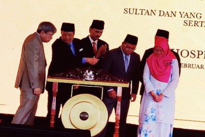 Sultan Sharafuddin (kiri) pada Majlis Perasmian Hospital Tanjong Karang di Selangor pada Khamis.