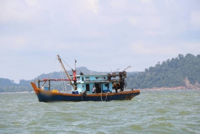 Bot nelayan yang didapati melanggar syarat sah lesen ditahan Maritim Malaysia Zon Mersing. - Foto Maritim Malaysia