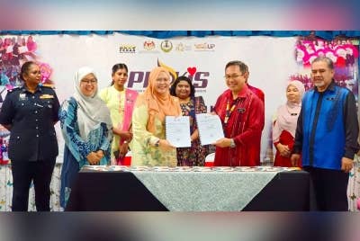 Salbiah (empat dari kiri) dan Zulkafli (tiga dari kanan) menandatangani perjanjian smart partnership antara kerajaan negeri dan JPN pada program Pembasmian Kemiskinan Haid: Pemberian Kit Asas Sanitari Wanita (PROKIS) Perak di SMK Raja Chulan, Ipoh pada Khamis.