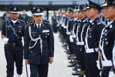 Timbalan Ketua Polis Pahang, Datuk Abdul Razak Mohd Yusoff (dua, kiri) memeriksa kawalan kehormat pada Perhimpunan Khas sempena persaraan beliau di Ibu Pejabat Polis Kontinjen Pahang . Foto Bernama.