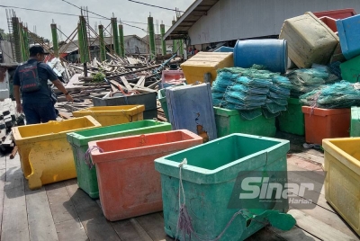 Sorok bubu naga di bawah timbunan tong ais antara taktik digunakan pengusaha bubu naga bagi mengelak dikesan pihak berkuasa.