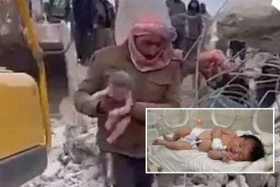 Seorang lelaki membawa keluar bayi tersebut sejurus ia dilahirkan. - Foto Agensi (Petugas di hospital Ceyhan menamakannya Aya.)