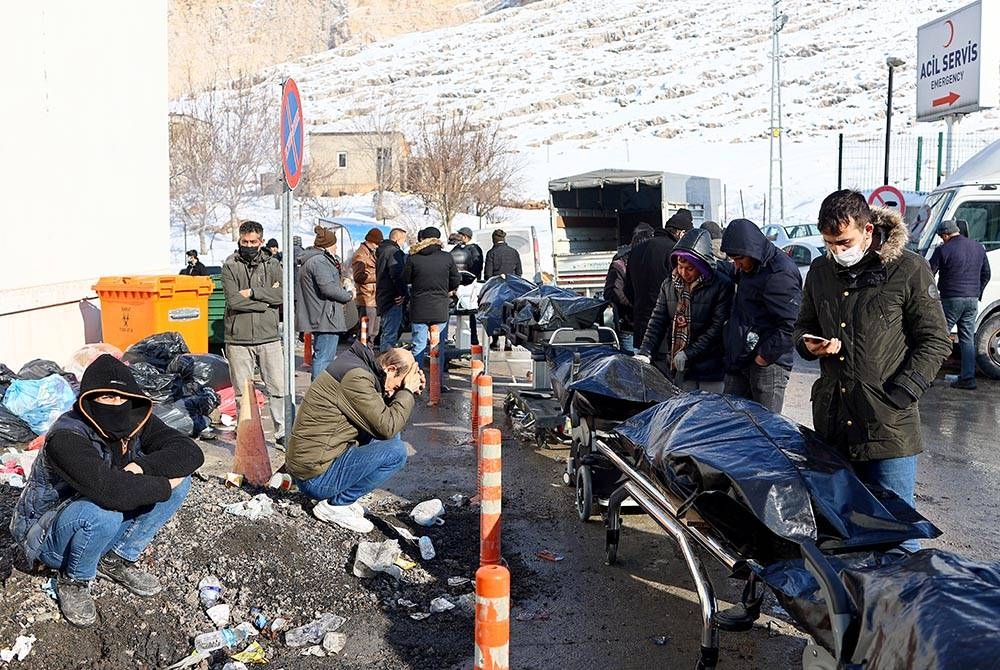 Orang ramai membawa mayat mangsa gempa bumi di daerah Elbistan di Kahramanmaras ke mortuari negeri, tenggara Turkiye. - Foto EPA