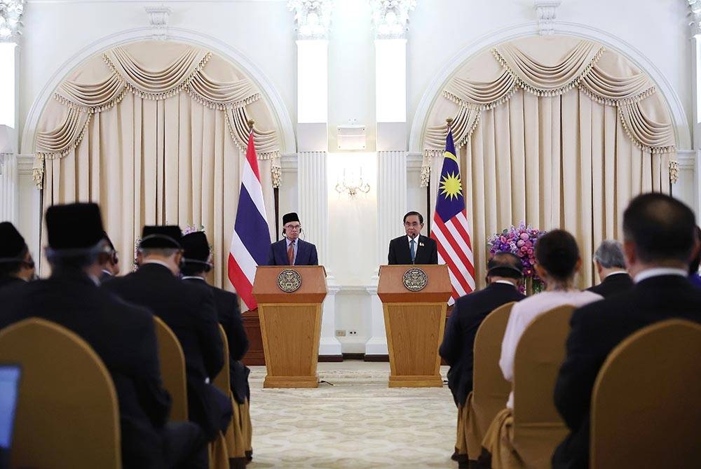 Anwar dan Prayuth mengadakan sidang media bersama sempena lawatan rasmi dua hari Perdana Menteri ke Thailand bermula Khamis. - Foto Bernama