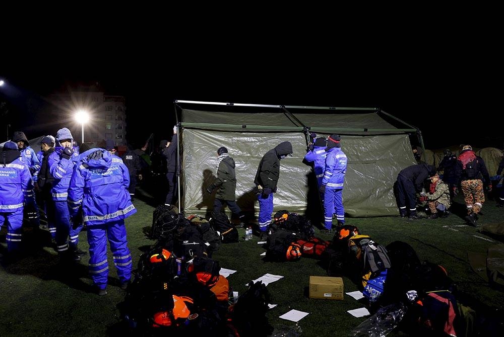 Pasukan MAS-10 memasang khemah setibanya di Pusat Operasi MAS-10 di Nurda awal pagi Jumaat. - Foto Bernama