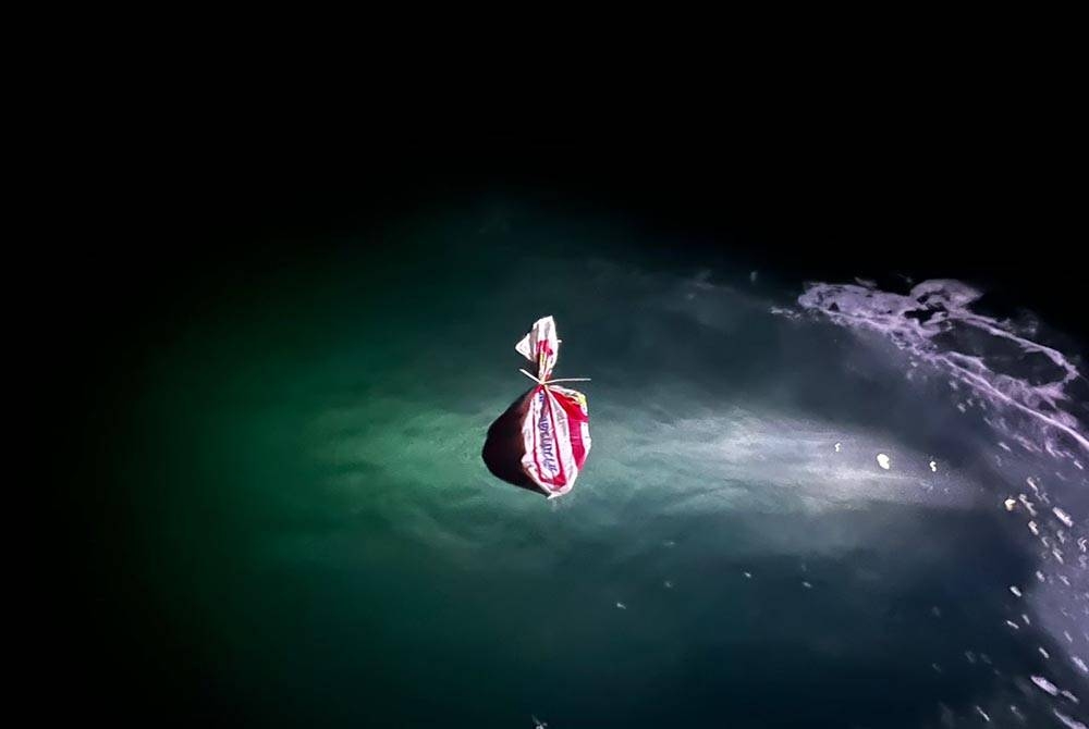 Satu bungkusan guni mengandungi ketulan ganja mampat dibuang ke dalam laut di kedudukan 2.9 batu nautika barat laut Pulau Dangli.