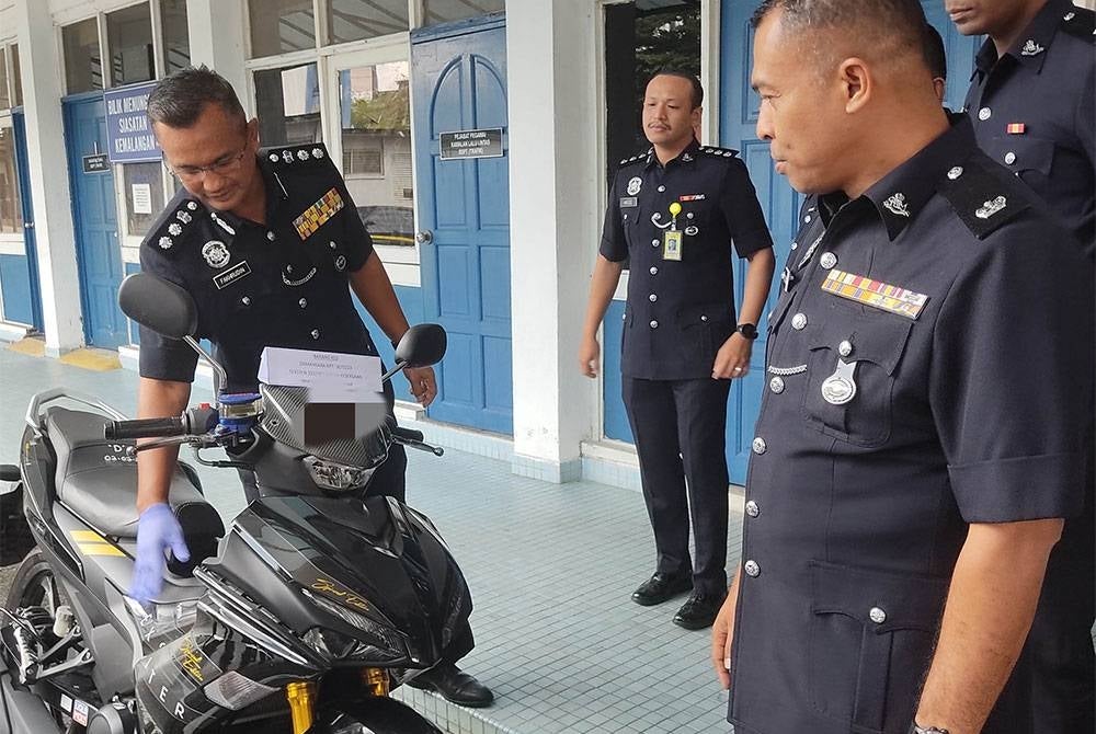 Mohamad Fakhrudin menunjukkan motosikal yang dirampas susulan tangkapan suspek lelaki di Kuala Lumpur pada 2 Februari lalu.