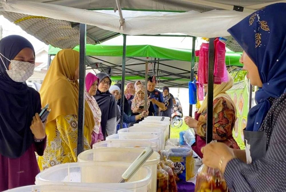 Syifa Hana (empat dari kiri) sangat teruja walaupun terpaksa beratur panjan.