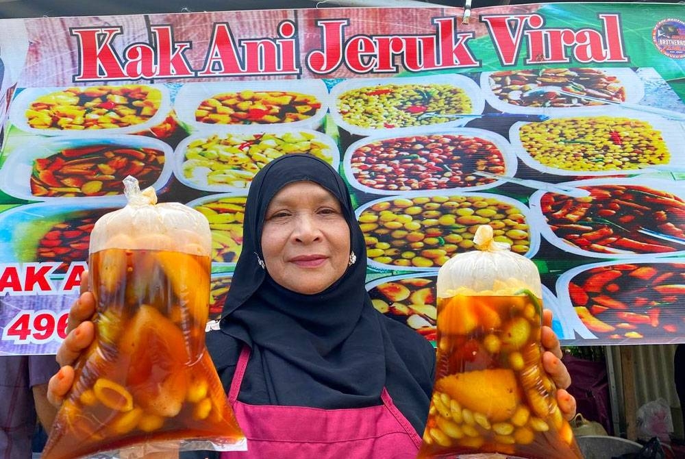 Kak Ani, mengusahakan jeruk buah 'nise' menggunakan resepi sendiri dengan adunan gula, gula melaka (nise) dan cili kering.