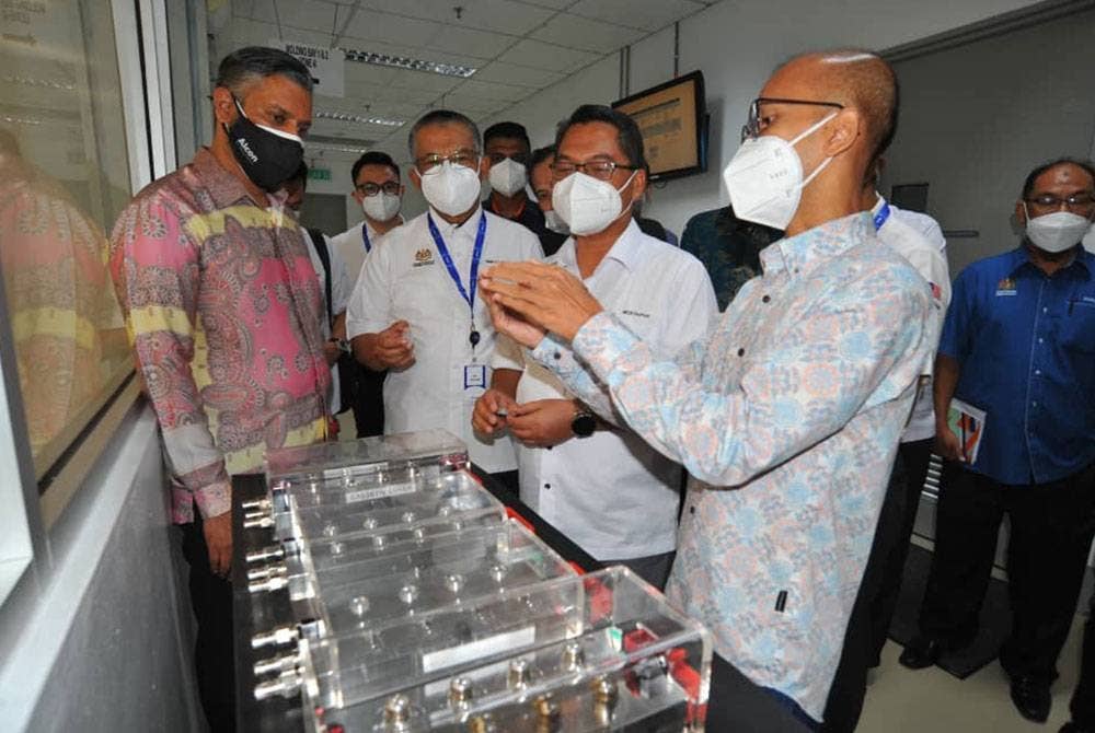 Mustapha@Mohd Yunus diberikan taklimat ketika melawat kilang berkenaan pada Jumaat.