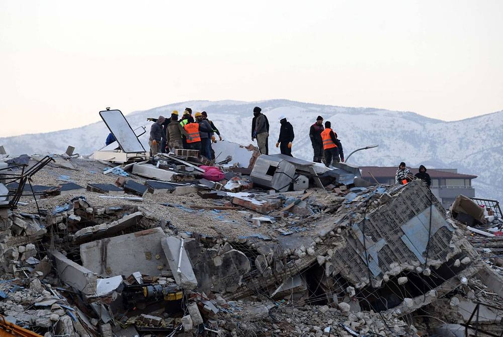 Sekurang-kurangnya 17,674 orang terbunuh dan 72,879 lagi cedera akibat dua gempa bumi kuat tersebut. Foto Xinhua