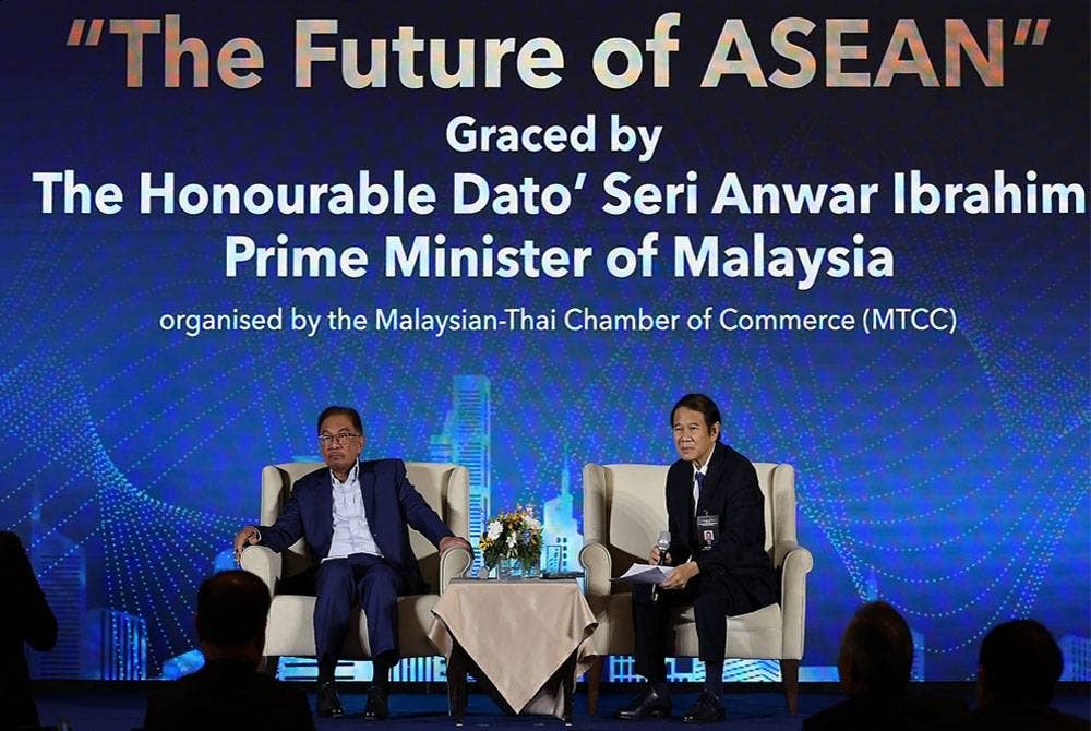 Anwar (kiri) ketika program 'The Future of ASEAN' pada Jumaat. Foto Bernama