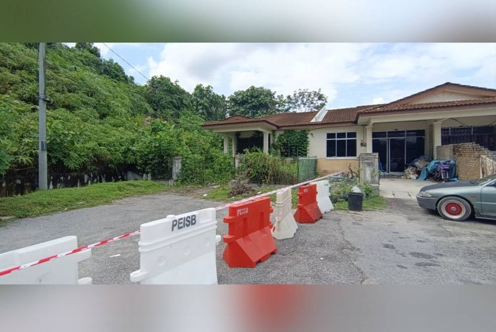 Kejadian cerun runtuh menyebabkan 28 penduduk di Taman Chenderong Jaya, Batu Gajah dipindahkan ke PPS Dewan Serba guna Tanjung Tualang.