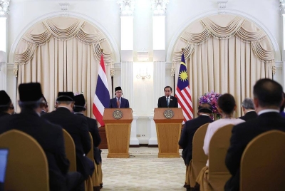 Anwar dan Prayuth mengadakan sidang media bersama sempena lawatan rasmi dua hari Perdana Menteri ke Thailand bermula Khamis. - Foto Bernama