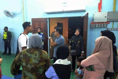 ADUN Tualang Sekah, Mohd Azlan Helmi di pusat pemindahan sementara di Dewan Serbaguna Tanjung Tualang.- Foto FB Azlan Helmi
