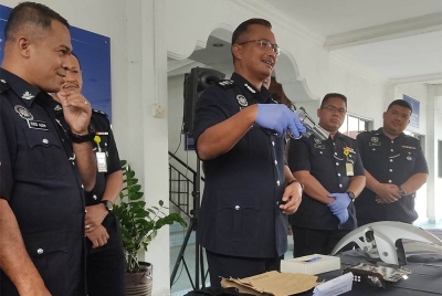 Mohamad Fakhrudin menunjukkan pistol angin yang dirampas susulan tangkapan suspek lelaki di Kuala Lumpur pada 2 Februari lalu.