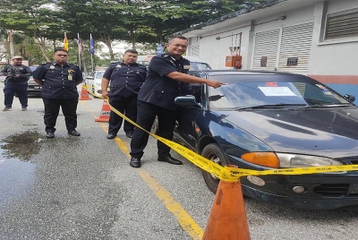 Mohamad Fakhrudin menunjukkan kenderaan yang dirampas susulan penahanan tiga lelaki di sekitar Lembah Klang baru-baru ini.