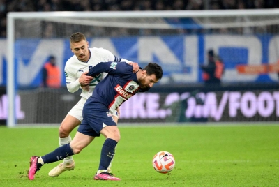 Messi diasak pemain Marseille, Valentin Rongier (kiri) semasa aksi Piala Perancis di Stade Velodrome, 8 Februari lalu. - Foto AFP