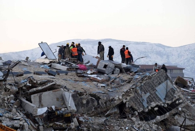 Sekurang-kurangnya 17,674 orang terbunuh dan 72,879 lagi cedera akibat dua gempa bumi kuat tersebut. Foto Xinhua