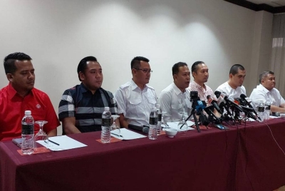 Hasmuni Hassan (tengah) bersama beberapa ahli pasukannya ketika sidang media mengumumkan jawatan yang ditandingi pada pemilihan UMNO nanti di Kuala Lumpur pada Jumaat.