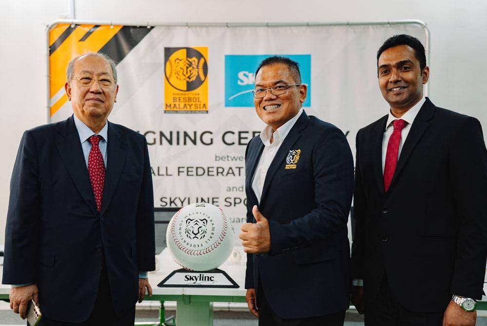 Ketua Pegawai Eksekutif & Presiden Skyline Sports Inc, JE Hoon Lah (kiri) serta Sazali (dua DARI kanan) pada majlis MOU antara BFM dan Skyline Sports Inc. - Foto Persekutuan Besbol Malaysia