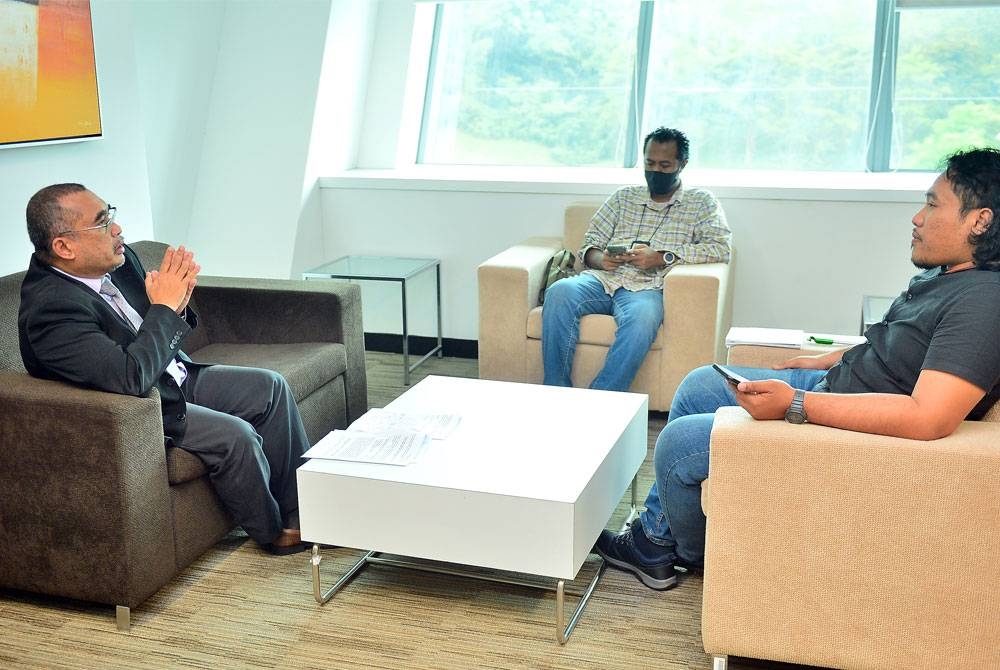 Ketua Meja Jenayah Sinar Harian, Muhammad Afham Ramli (kanan) dan Wartawan Sinar Harian, Ahmad Ismadi Ismail mewawancara Mohd Elmi di pejabatnya di Putrajaya, baru-baru ini.