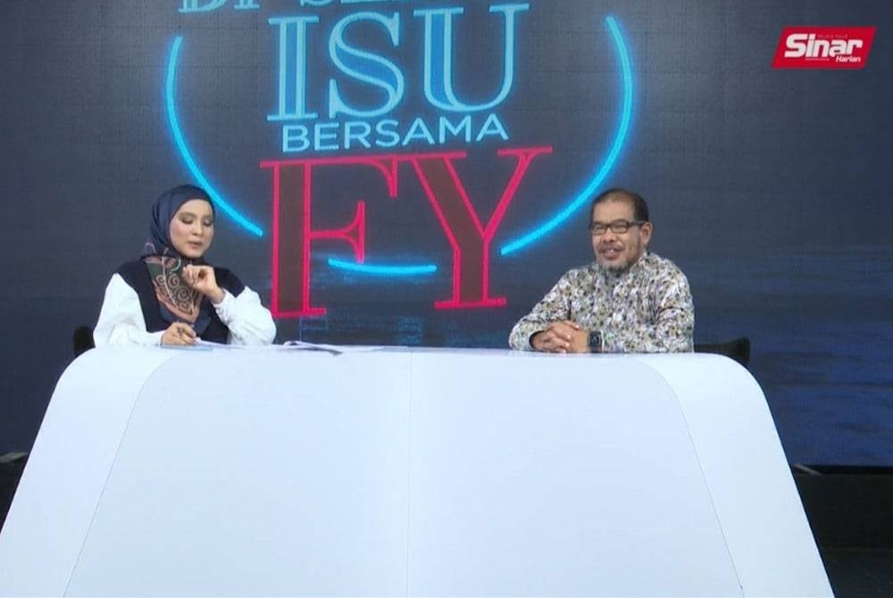 Nik Mohd Hasyudeen (kanan) semasa program Di Sebalik Isu Bersama FY 'Mampukah Tabung Haji terus subsidi jemaah' yang dihoskan Finaz Yunus.