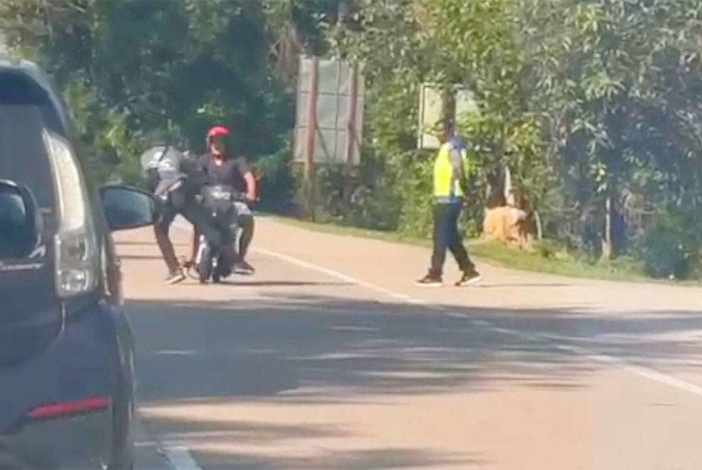 Suspek (kiri) membuat pusingan 'U' selepas melihat SJR Op Bersepadu di Jalan Pasir Mas - Rantau Panjang, berhampiran Taman Tengku Anis namun hilang kawalan dan melanggar anggota polis yang sedang bertugas.