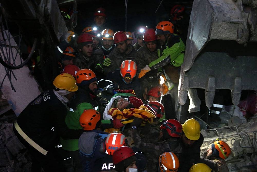 Anggota penyelamat berjaya mengeluarkan seorang lelaki yang ditemui masih hidup selepas 110 jam gempa bumi melanda bandar Gaziantep, Turkiye. - Foto EPA