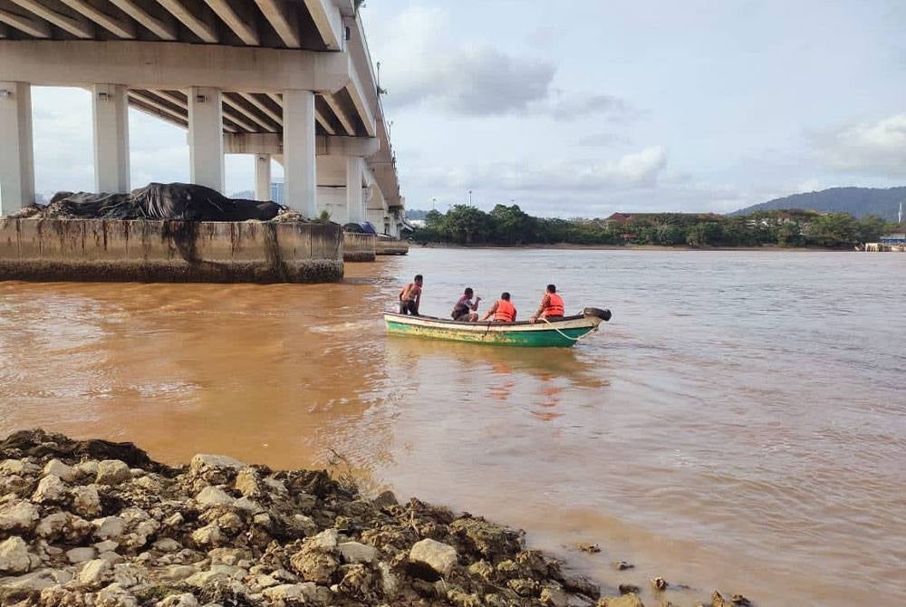 Operasi mengesan mangsa dilakukan di kawasan sungai sekitar lokasi mangsa terjatuh dari Jambatan Tanjung Lumpur dalam kejadian petang Jumaat.