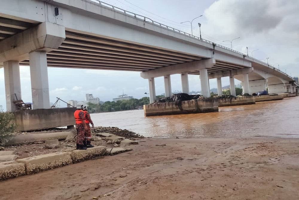 Anggota bomba melakukan pencarian di sekitar lokasi mangsa dilaporkan terjatuh.