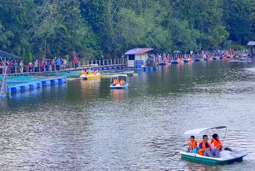 Pemandangan indah pasar terapung Pulau Tengah, Kubang Kerian di Kota Bharu.