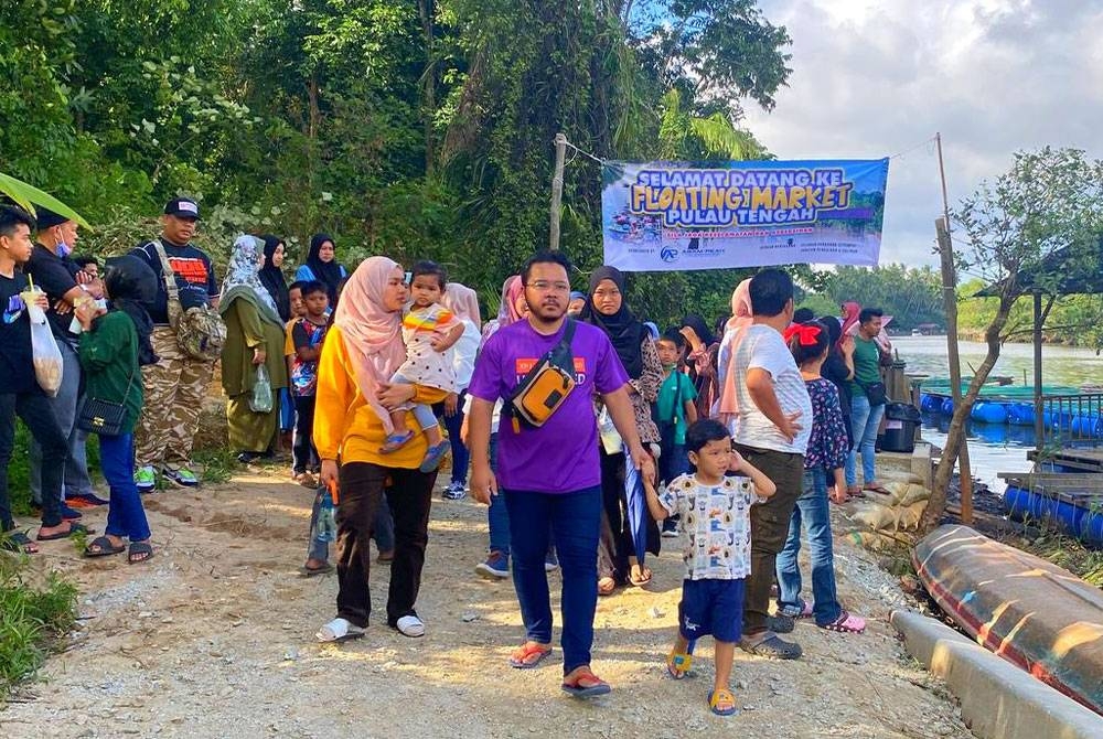 Orang ramai tidak melepaskan peluang hadir ke pasar terapung Pulau Tengah, Kubang Kerian, Kota Bharu yang mula beroperasi pada Jumaat.