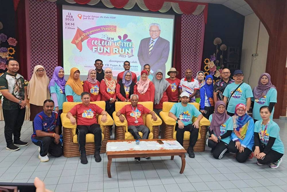 Sivanesan (duduk, tengah) hadir dalam program 5KM Colour and Water Fun Run 2023 Ipoh anjuran Kelab Gabungan Kesihatan Perak( KGKP) di Dataran Hospital Bahagia Ulu Kinta pada Sabtu.