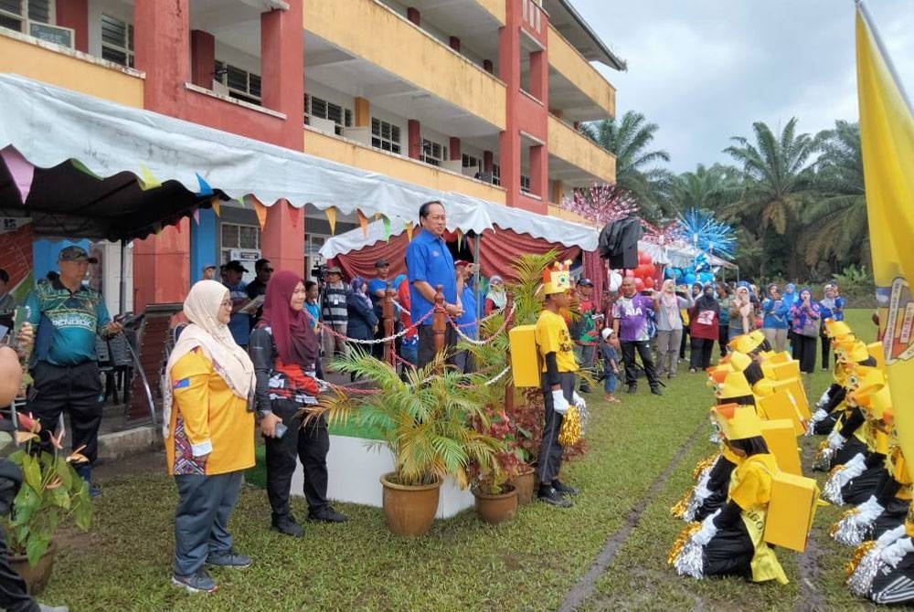 Ahmad merasmikan kejohanan sukan Sekolah Kebangsaan (SK) Kayu Ara Pasong pada Sabtu.