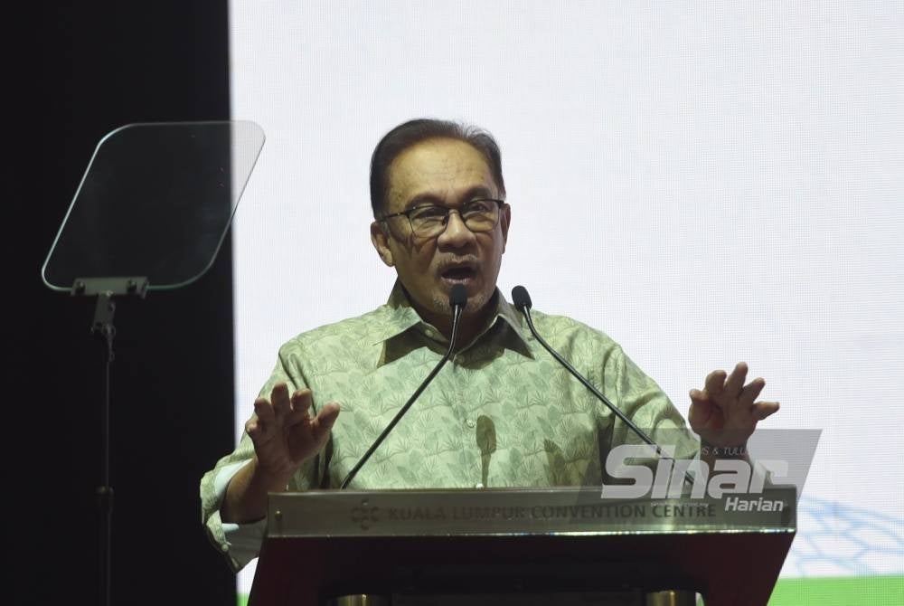 Anwar semasa berucap pada pelancaran Skim Keselamatan Sosial Suri Rumah dan Karnival Kerjaya MyFutureJobs 2023 yang diadakan di sini, pada Sabtu. - Foto Sinar Harian RAFEQ REDZUAN