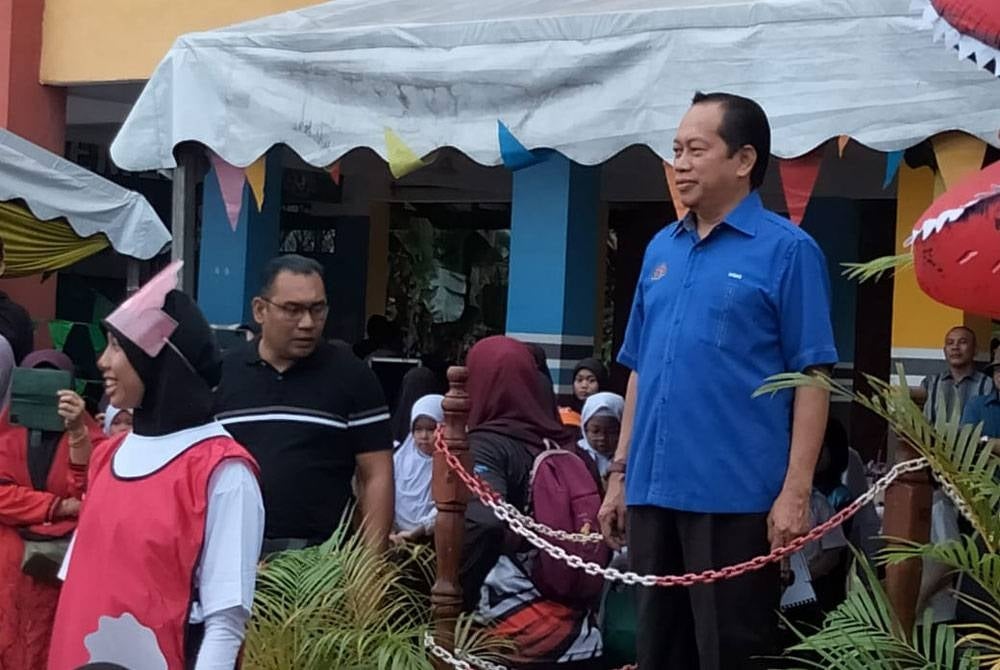 Ahmad merasmikan kejohonan sukan Sekolah Kebangsaan (SK) Kayu Ara Pasong pada Sabtu.