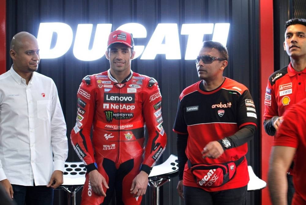 Nasir bersama Pirro pada sesi ramah mesra anjuran Panigale Kingdom.