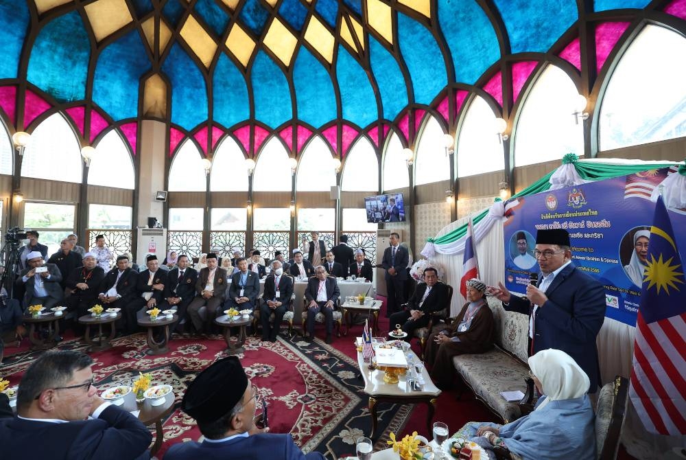 Anwar menyampaikan ucapan ketika mengadakan pertemuan dengan pemimpin-pemimpin Islam Thailand selepas menunaikan solat Jumaat di Pusat Islam Thailand pada Jumaat. - Foto Bernama