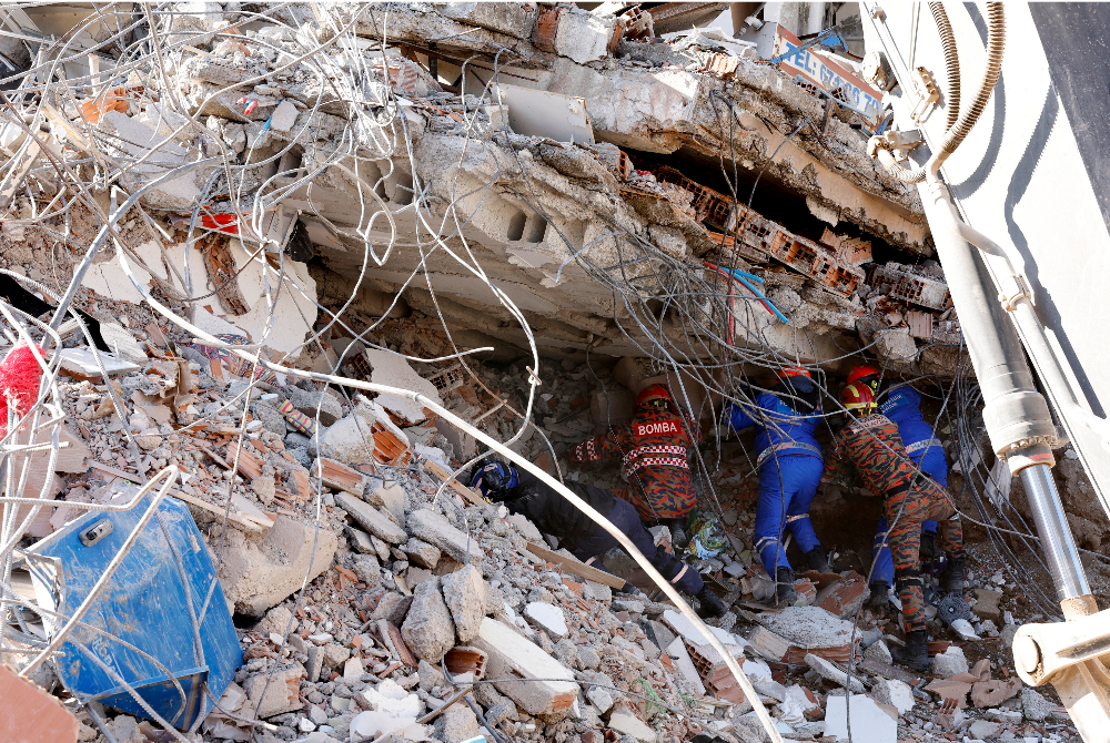 Operasi mencari dan menyelamat akibat gempa di Nurda pada Sabtu. - Foto Bernama