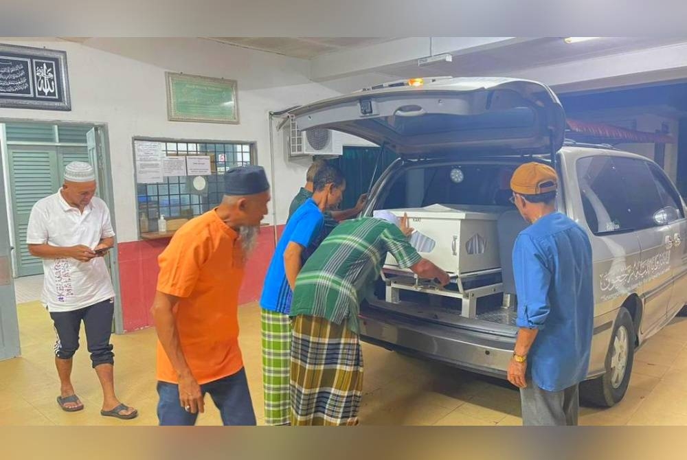 Jenazah kanak-kanak lelaki berusia 10 tahun yang ditemukan lemas dalam sebuah kolam terbiar di Kampung Telaga Papan, Semerak Pasir Puteh pada Sabtu diserahkan kepada keluarga.