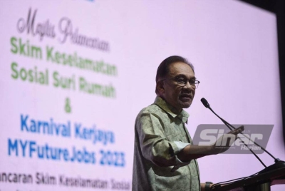 Anwar semasa berucap pada pelancaran Skim Keselamatan Sosial Suri Rumah dan Karnival Kerjaya MyFutureJobs 2023 yang diadakan disini, pada Sabtu. - Foto SINAR HARIAN/RAFEQ REDZUAN