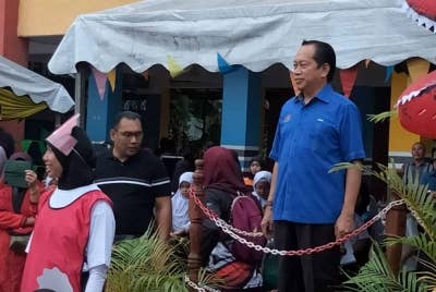 Ahmad merasmikan kejohonan sukan Sekolah Kebangsaan (SK) Kayu Ara Pasong pada Sabtu.