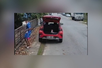 Tangkap layar video tular di laman TikTok memaparkan seorang individu membuang sampah di Sungai Penaga, Jalan SS13/6, Subang Jaya pada Jumaat.